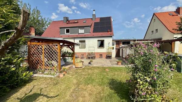 Terrasse, Sitzbereich und Übergang in den Garten Terrasse, Sitzbereich und Übergang in den Garten - Doppelhaushälfte in 06120 Halle mit 90m² kaufen