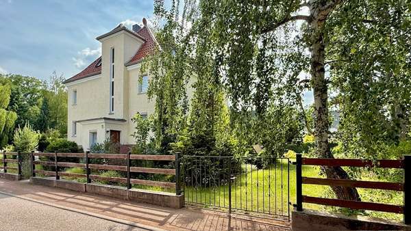 Zufahrt und Straßenansicht Zufahrt und Straßenansicht - Stadthaus in 06120 Halle mit 236m² kaufen