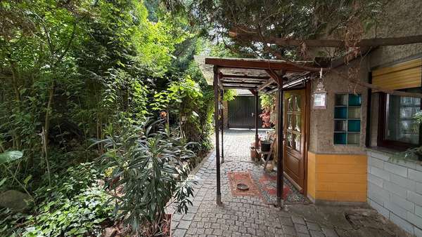 Zufahrt und Eingang zum Erdgeschoss - Zweifamilienhaus in 06193 Petersberg mit 246m² kaufen