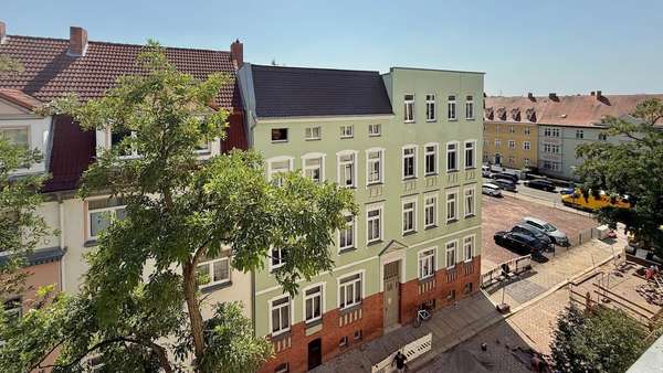Blick zum Straßenzug Blick zum Straßenzug - Dachgeschosswohnung in 06110 Halle mit 74m² kaufen