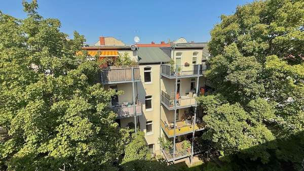 Blick zur Hofseite über die Nachbarschaft Blick zur Hofseite über die Nachbarschaft - Dachgeschosswohnung in 06110 Halle mit 74m² kaufen
