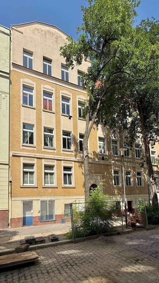 Straßenansicht des Mehrfamilienhauses Straßenansicht des Mehrfamilienhauses - Dachgeschosswohnung in 06110 Halle mit 74m² kaufen