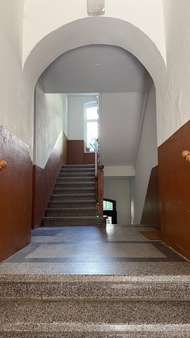 Blick in den Hauseingangsbereich Blick in den Hauseingangsbereich - Dachgeschosswohnung in 06110 Halle mit 74m² kaufen