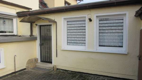 Hauseingang Hauseingang - Doppelhaushälfte in 06116 Halle mit 90m² kaufen