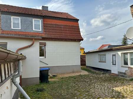 Hofansicht mit Garage und Nebengelass - Doppelhaushälfte in 06193 Petersberg mit 121m² kaufen