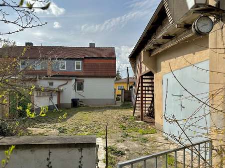 Hofansicht mit Nebengelass - Doppelhaushälfte in 06193 Petersberg mit 121m² kaufen