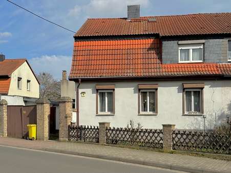 Straßenansicht mit Einfahrt - Doppelhaushälfte in 06193 Petersberg mit 121m² kaufen