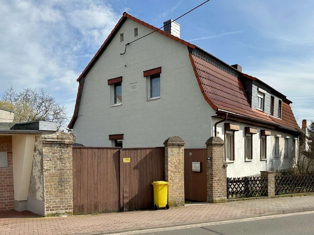 Straßenansicht mit Giebelseite - Doppelhaushälfte in 06193 Petersberg mit 121m² kaufen