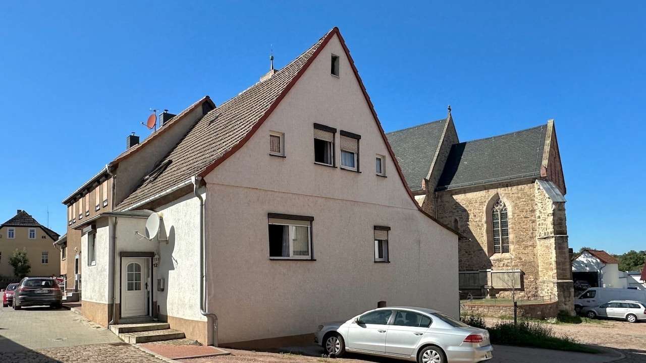 Straßenansicht mit Zugang - Einfamilienhaus in 06193 Wettin-Löbejün mit 117m² kaufen