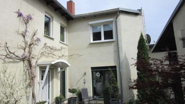 Hausansicht mit Terrasse - Einfamilienhaus in 06116 Halle mit 170m² kaufen