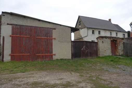 Garage, Grundstückszufahrt und Wohnhaus - Einfamilienhaus in 06246 Bad Lauchstädt mit 120m² kaufen