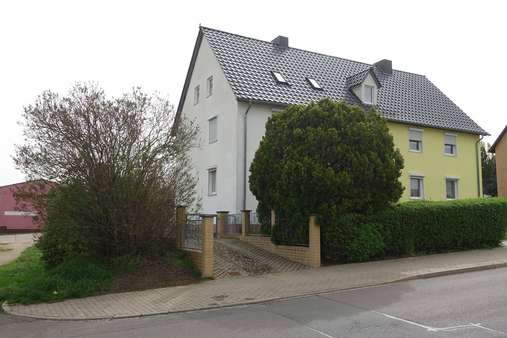 Dreifamilienhaus - Straßenansicht - Mehrfamilienhaus in 06249 Mücheln mit 172m² als Kapitalanlage kaufen