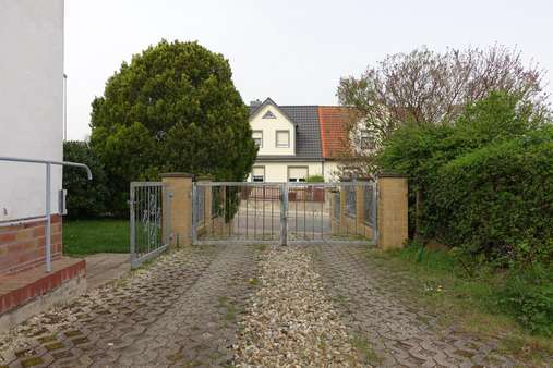 Grundstückszufahrt/Hof - Mehrfamilienhaus in 06249 Mücheln mit 172m² als Kapitalanlage kaufen