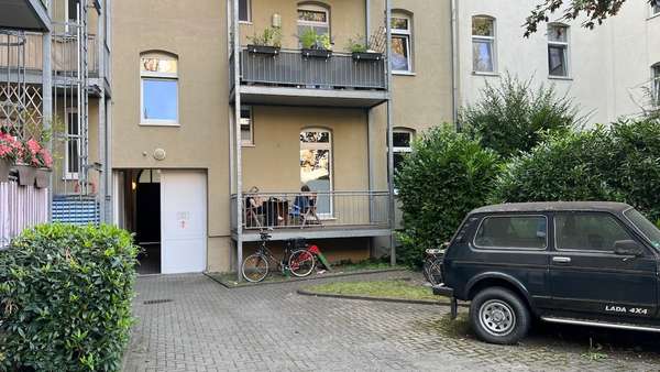 Blick vom Hof zum Balkon 1 OG - Etagenwohnung in 06114 Halle mit 70m² kaufen