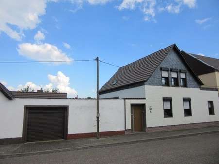 Hausansicht mit Garage - Einfamilienhaus in 06116 Halle mit 90m² kaufen