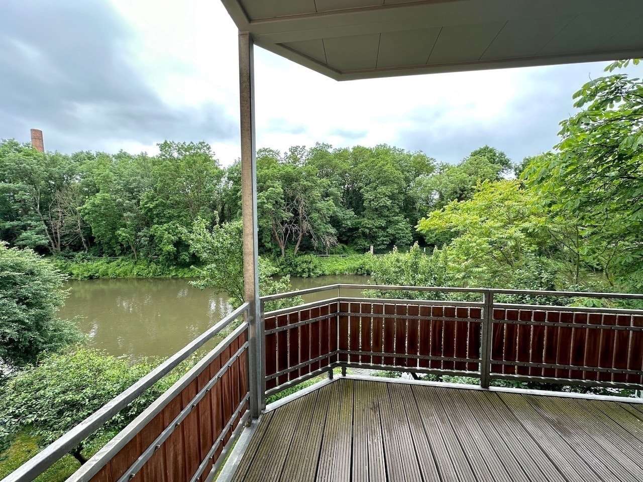 Idyllischer Blick vom Balkon auf die Saale - Etagenwohnung in 06108 Halle mit 63m² kaufen