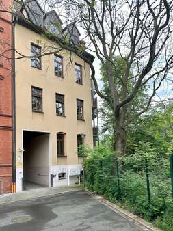 Straßenansicht mit Zugang zum Innenhof - Etagenwohnung in 06108 Halle mit 63m² kaufen