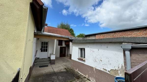 Hof Blick zum Eingang Hof Blick zum Eingang - Einfamilienhaus in 06456 Arnstein mit 120m² kaufen