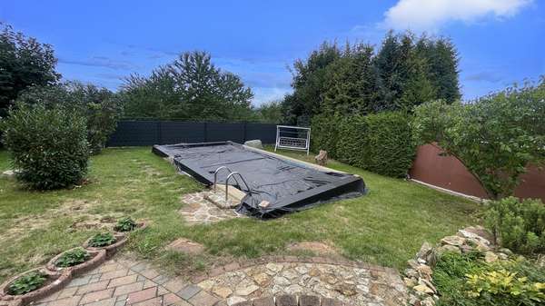 Blick auf den Pool - Einfamilienhaus in 06526 Sangerhausen mit 158m² kaufen