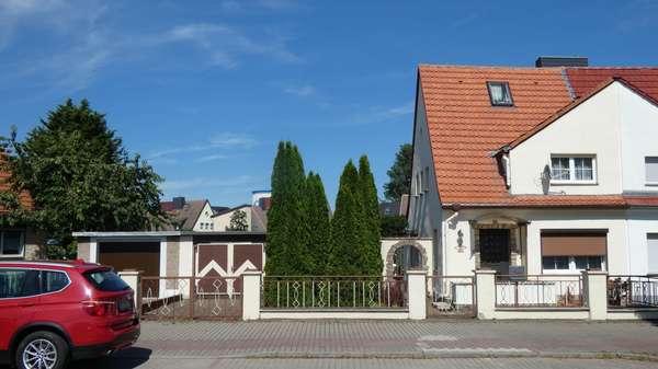 Hausansicht - Doppelhaushälfte in 39418 Staßfurt mit 60m² kaufen