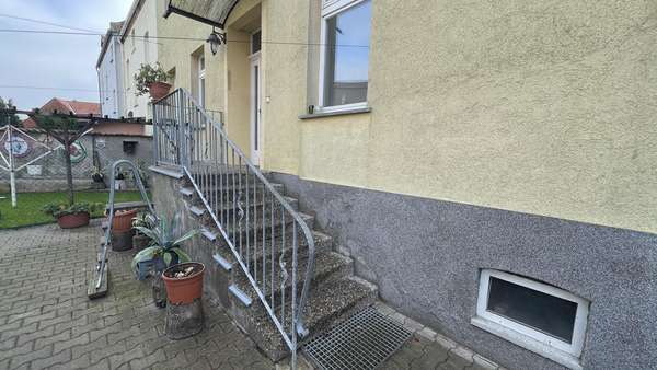 Treppenaufgang zum Haus - Mehrfamilienhaus in 39446 Staßfurt mit 260m² kaufen