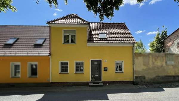 Vorderansicht - Reihenendhaus in 39444 Hecklingen mit 100m² kaufen
