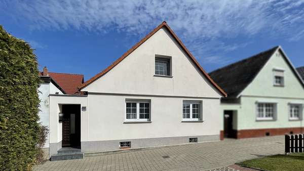 Vorderansicht - Einfamilienhaus in 06449 Aschersleben mit 129m² kaufen