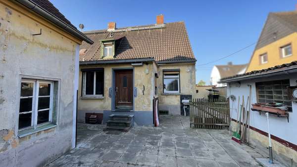 Hofansicht Hofansicht - Doppelhaushälfte in 06429 Nienburg mit 115m² kaufen