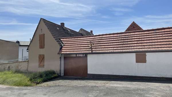 Zufahrt und Nebengebäude - Einfamilienhaus in 06449 Giersleben mit 85m² kaufen