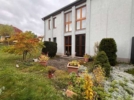 Rückansicht mit Terrasse Rückansicht mit Terrasse - Erdgeschosswohnung in 39444 Hecklingen mit 66m² kaufen