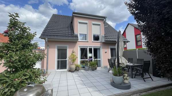 Ansicht hinten Ansicht hinten - Einfamilienhaus in 39218 Schönebeck mit 115m² kaufen
