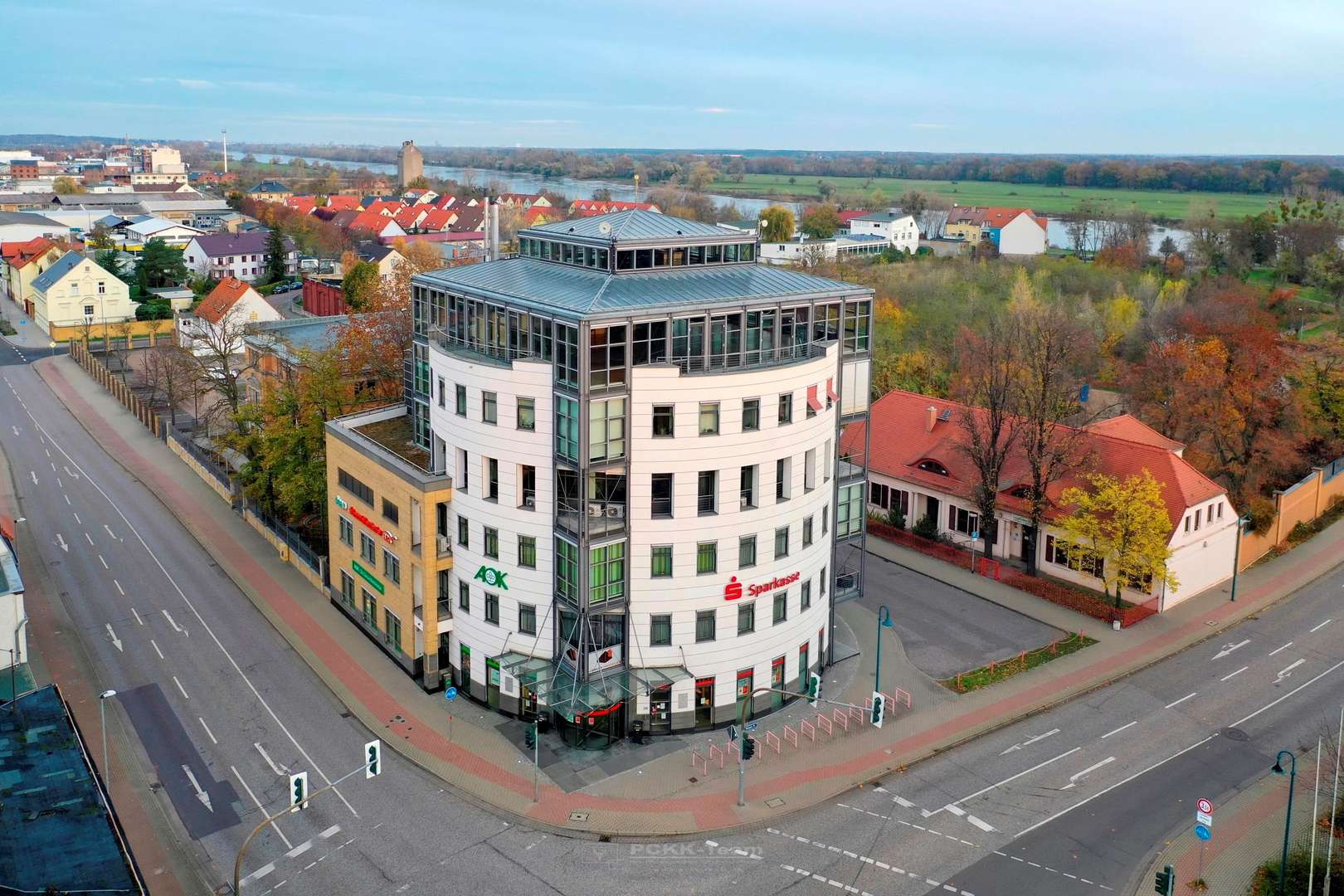 Frontansicht Gebäude - Büro in 39218 Schönebeck mit 410m² günstig mieten