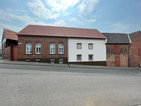 Straßenansicht -  in 06463 Ermsleben mit 90m² mieten