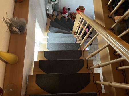 Haus 1 Treppenaufgang zum OG - Zweifamilienhaus in 06449 Schadeleben mit 231m² kaufen