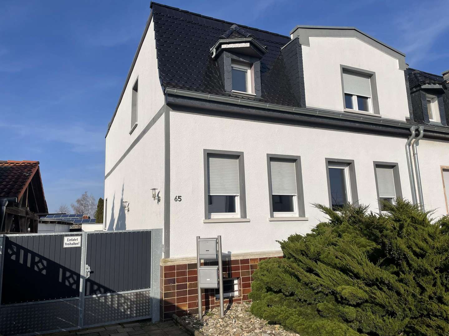 Frontansicht - Doppelhaushälfte in 39218 Schönebeck mit 132m² kaufen