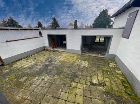 Hof und Garagen - Doppelhaushälfte in 39218 Schönebeck mit 132m² kaufen