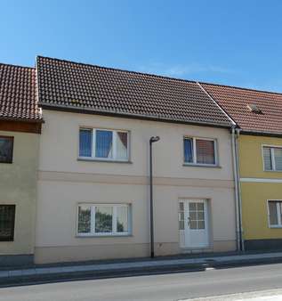 Hausansicht - Reihenmittelhaus in 39240 Calbe mit 181m² kaufen