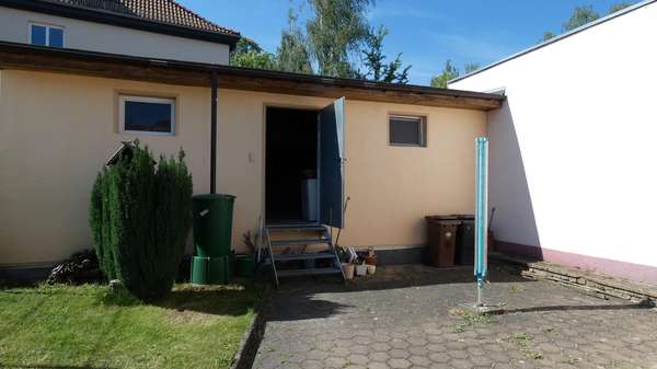 Zugang Garage - Reihenmittelhaus in 39240 Calbe mit 181m² kaufen