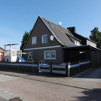 Gesamtansicht  mit Carport - Doppelhaushälfte in 06888 Lutherstadt Wittenberg mit 120m² kaufen