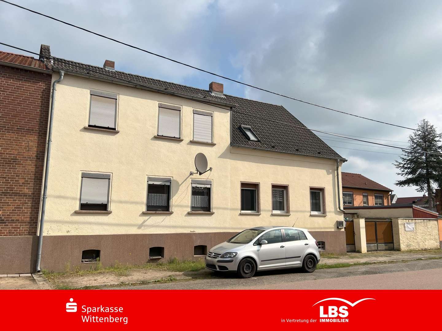 Haus Front mit Einfahrt Haus Front mit Einfahrt - Doppelhaushälfte in 06888 Lutherstadt Wittenberg mit 175m² kaufen