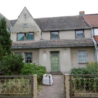 Vorderansicht mit Vorgarten - Reihenmittelhaus in 06917 Jessen mit 150m² kaufen
