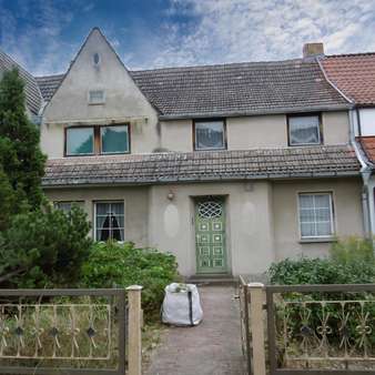 Vorderansicht mit Vorgarten - Reihenmittelhaus in 06917 Jessen mit 150m² kaufen