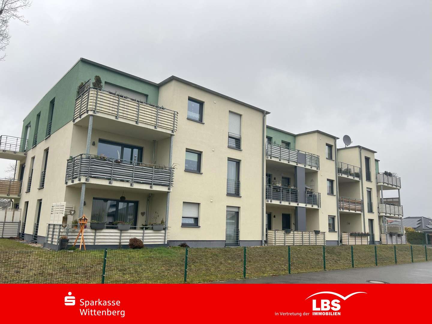 Haus Rückseite mit Balkonen Haus Rückseite mit Balkonen - Etagenwohnung in 06749 Bitterfeld-Wolfen mit 78m² kaufen