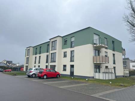 Haus Front + Seite - Etagenwohnung in 06749 Bitterfeld-Wolfen mit 56m² kaufen