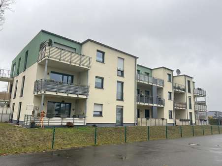 Haus Rückseite mit Balkonen - Etagenwohnung in 06749 Bitterfeld-Wolfen mit 56m² kaufen