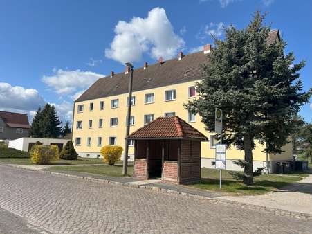 Bushaltestelle vor dem Haus Bushaltestelle vor dem Haus - Mehrfamilienhaus in 06889 Lutherstadt Wittenberg mit 764m² kaufen