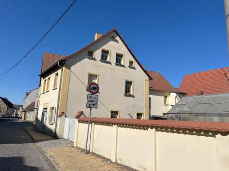 Haus Seite mit Einfahrt Haus Seite mit Einfahrt - Mehrfamilienhaus in 06905 Bad Schmiedeberg mit 172m² kaufen