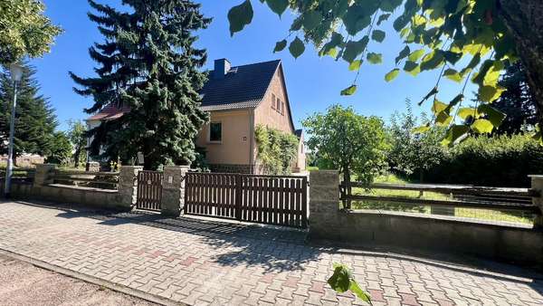Außenansicht mit Einfahrt - Doppelhaushälfte in 06901 Kemberg mit 90m² kaufen