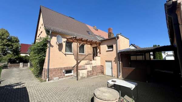 Hofansicht mit Blick auf den Hauseingang - Doppelhaushälfte in 06901 Kemberg mit 90m² kaufen