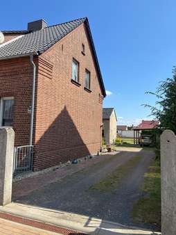 Einfahrt Einfahrt - Doppelhaushälfte in 06905 Bad Schmiedeberg mit 120m² kaufen
